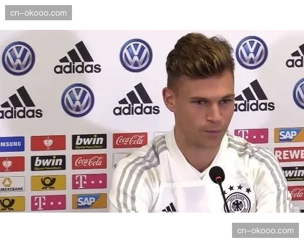 “特写镜头:终场哨响,拜仁球员围住基米希庆祝其俱乐部生涯400场” “特写镜头:终场哨响,拜仁球员围住基米希庆祝其俱乐部生涯400场”