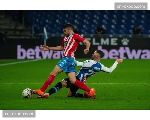 西班牙警方破获涉嫌操纵西乙B联赛的赌博团伙,逮捕12人。 西班牙警方破获涉嫌操纵西乙B联赛的赌博团伙,逮捕12人。