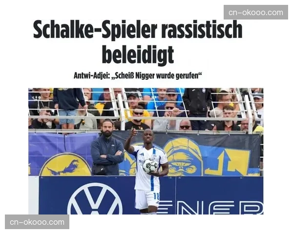 瞬间特写：皮球击中裁判导致比赛中断，双方球员趁机补水听教练布置